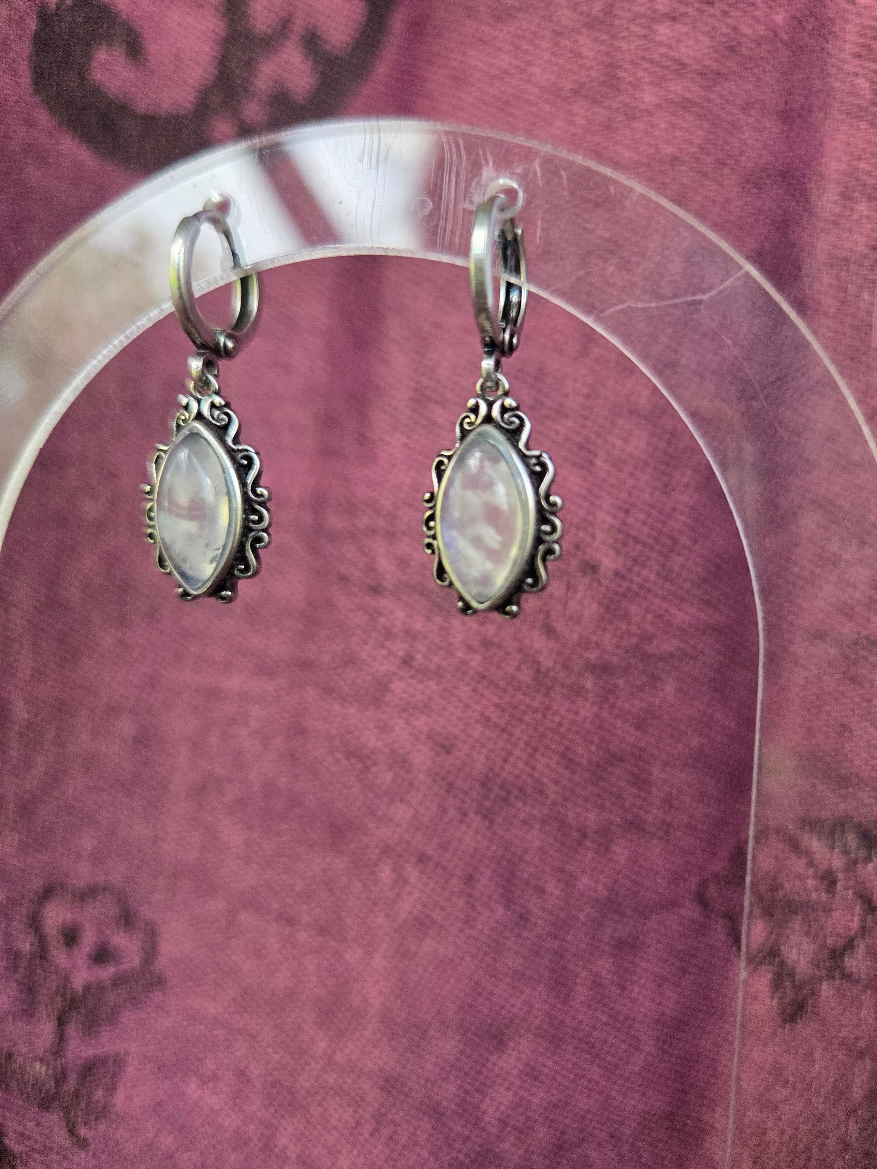 Moonstone vine drop