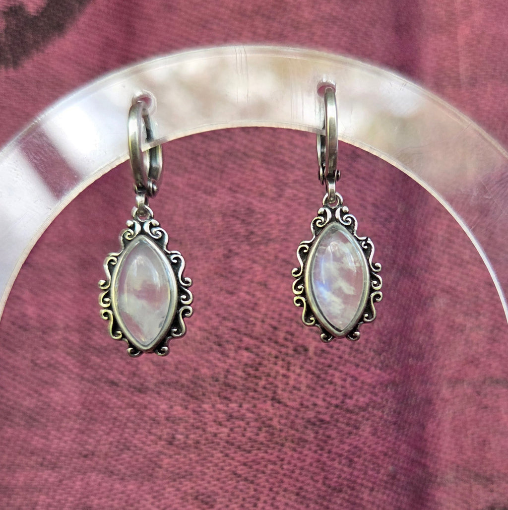 Moonstone vine drop